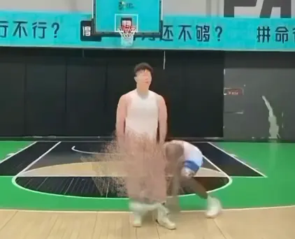 《牛教练的裤子》-黑哥不讲武德偷袭扯下牛教练裤子-牛教练追着黑哥满场跑谁犯规-免费观看《牛教练的裤子》无广告HD