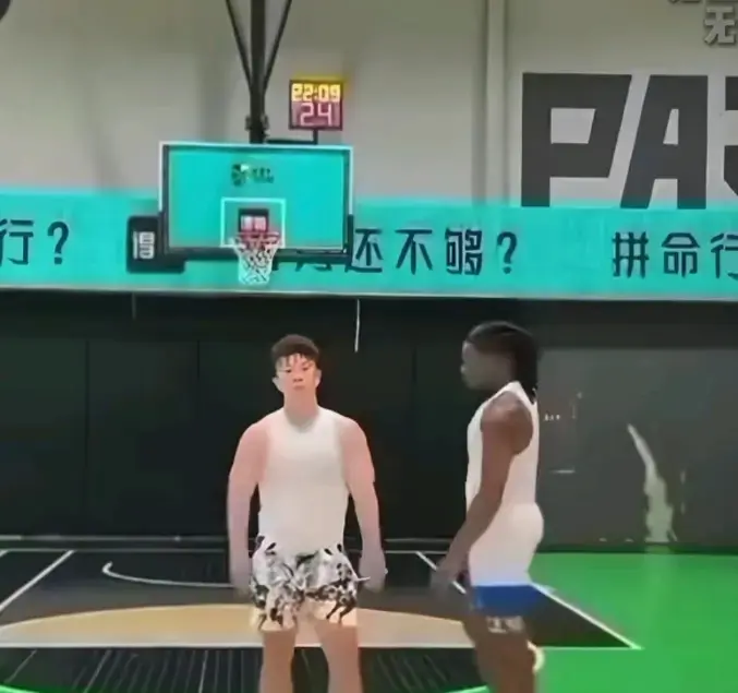 《牛教练的裤子》全网同步免费播放-牛教练与黑哥爆笑单挑保卫裤腰带-说好切磋球技却遭追着扒裤子高清完整版