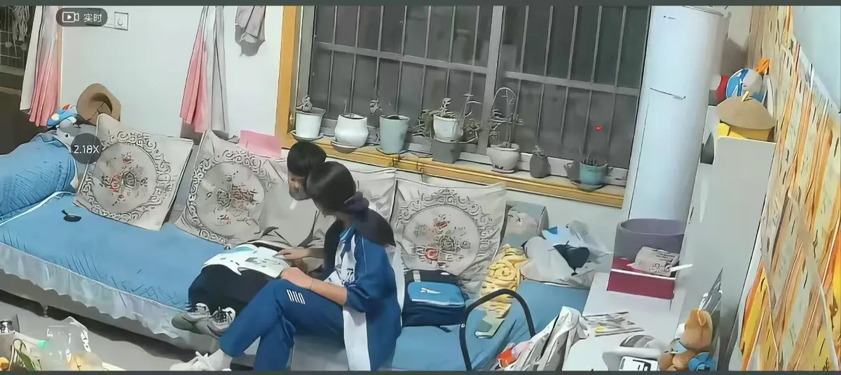 《来自姐姐的爱》无删减完整版在线播放-姐姐对弟弟的日常引导名场面-监控下辅导作业与暖心姐弟互动-来自姐姐的爱高清正片免费观看