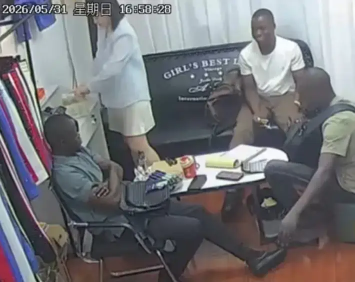 《三个黑人买衣服》监控原视频完整版高清播放-三个黑人买衣服下大单监控免费观看-服装店监控视频资源